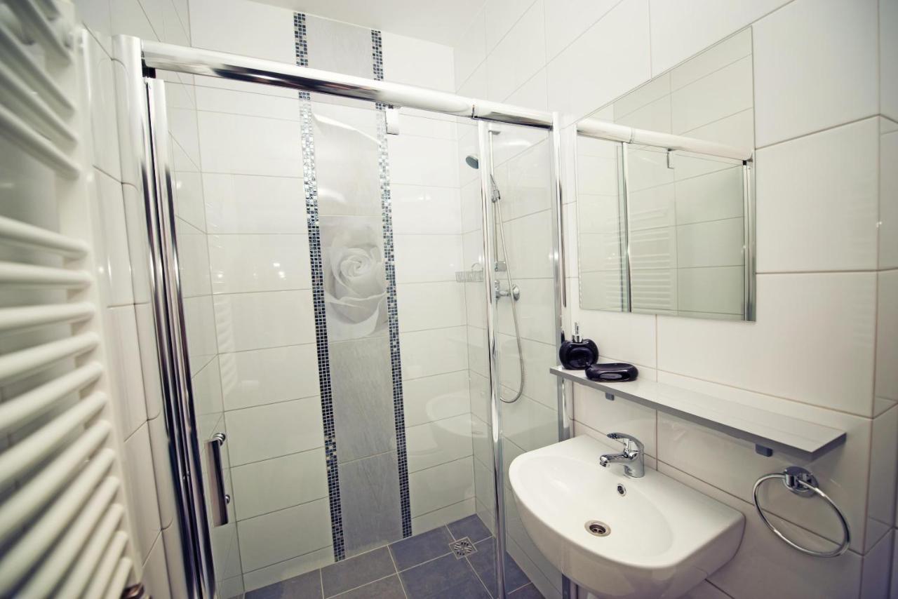 Makara Hotel Катовице Екстериор снимка