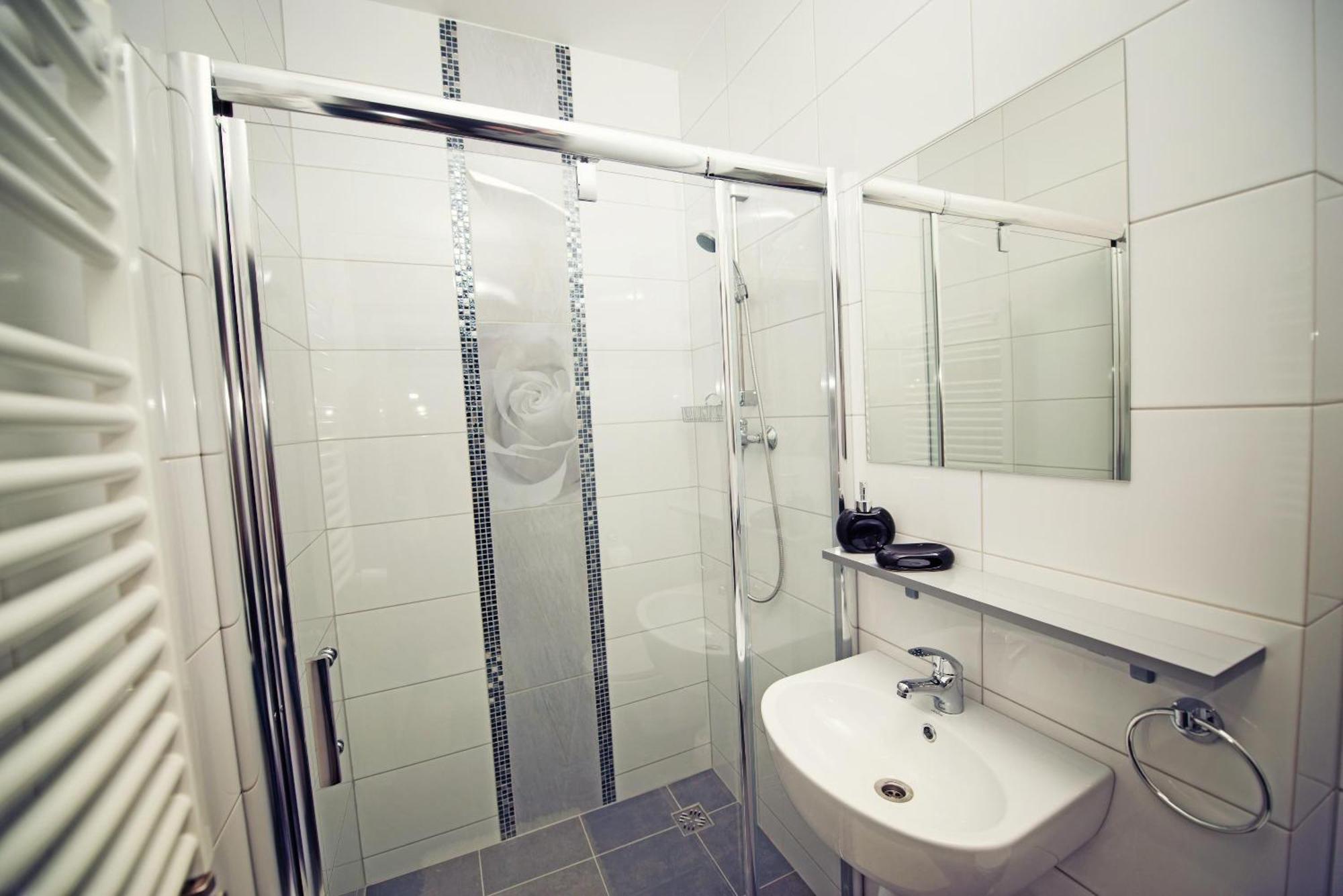 Makara Hotel Катовице Екстериор снимка
